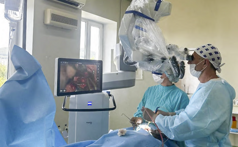 Высокотехнологичное оборудование помогло успешно выполнить сложную операцию.