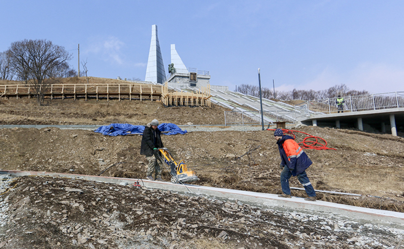 В Находке продолжается благоустройство сквера «Панорамный» на сопке Лебединой.